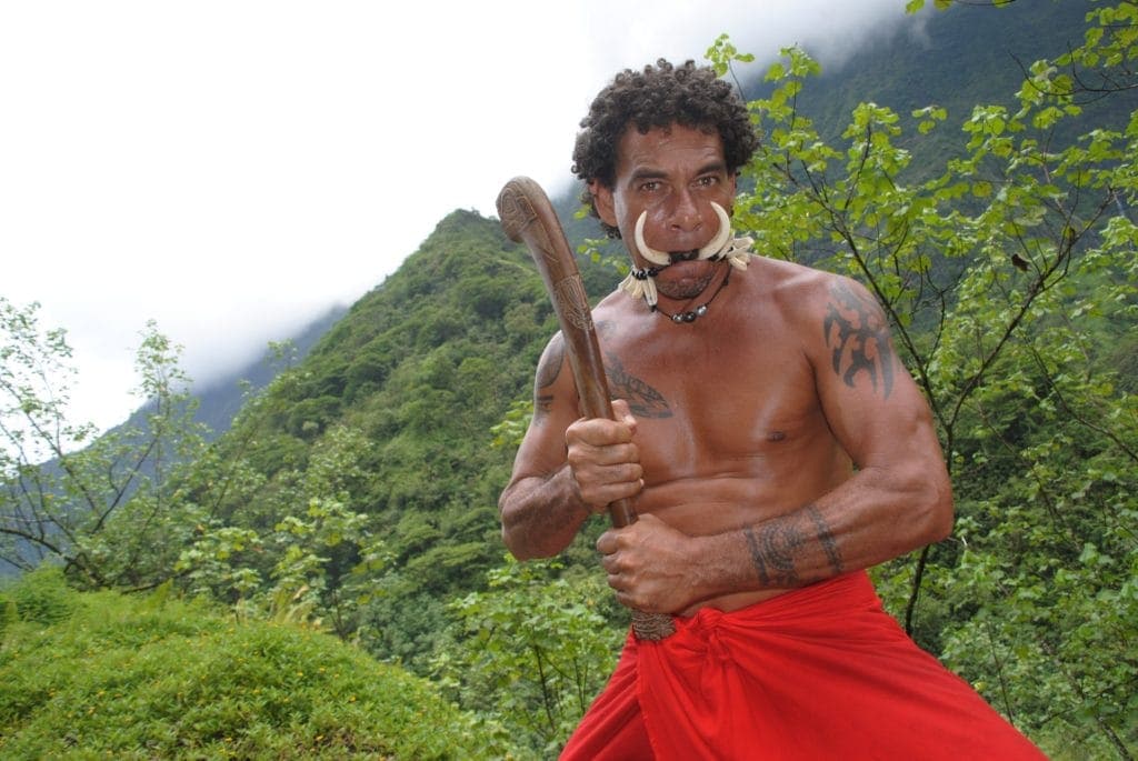 Guide Teva zeigt Touristen auf Papeete, wo es lang geht - Französisch-Polynesien