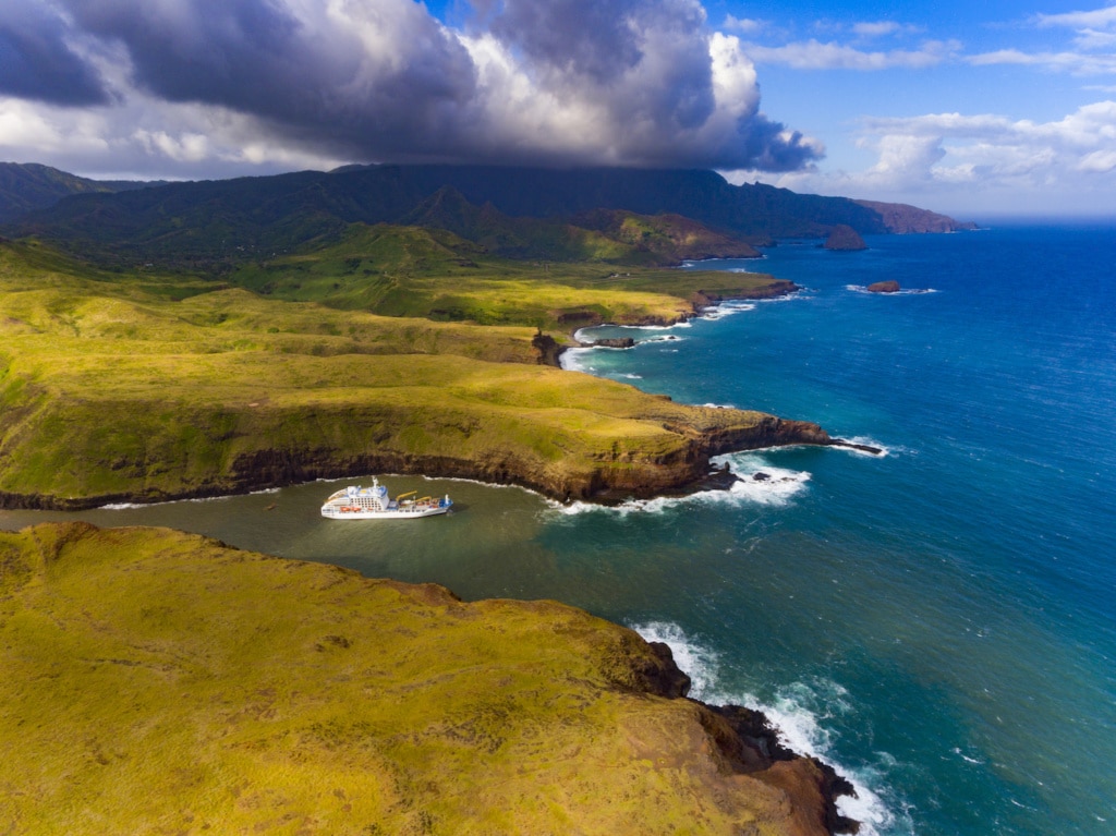 Das Frachtschiff Aranui 5 hat einige Plätze für abenteuerlustige Touristen an Bord.