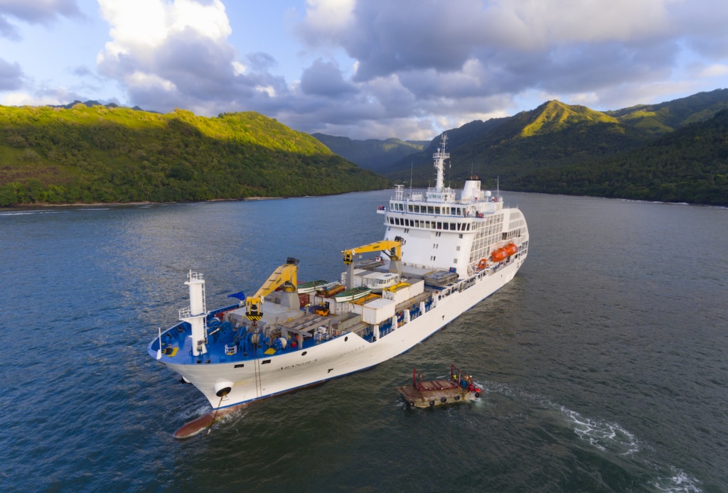 Das Frachtschiff Aranui 5 hat einige Plätze für abenteuerlustige Touristen an Bord.