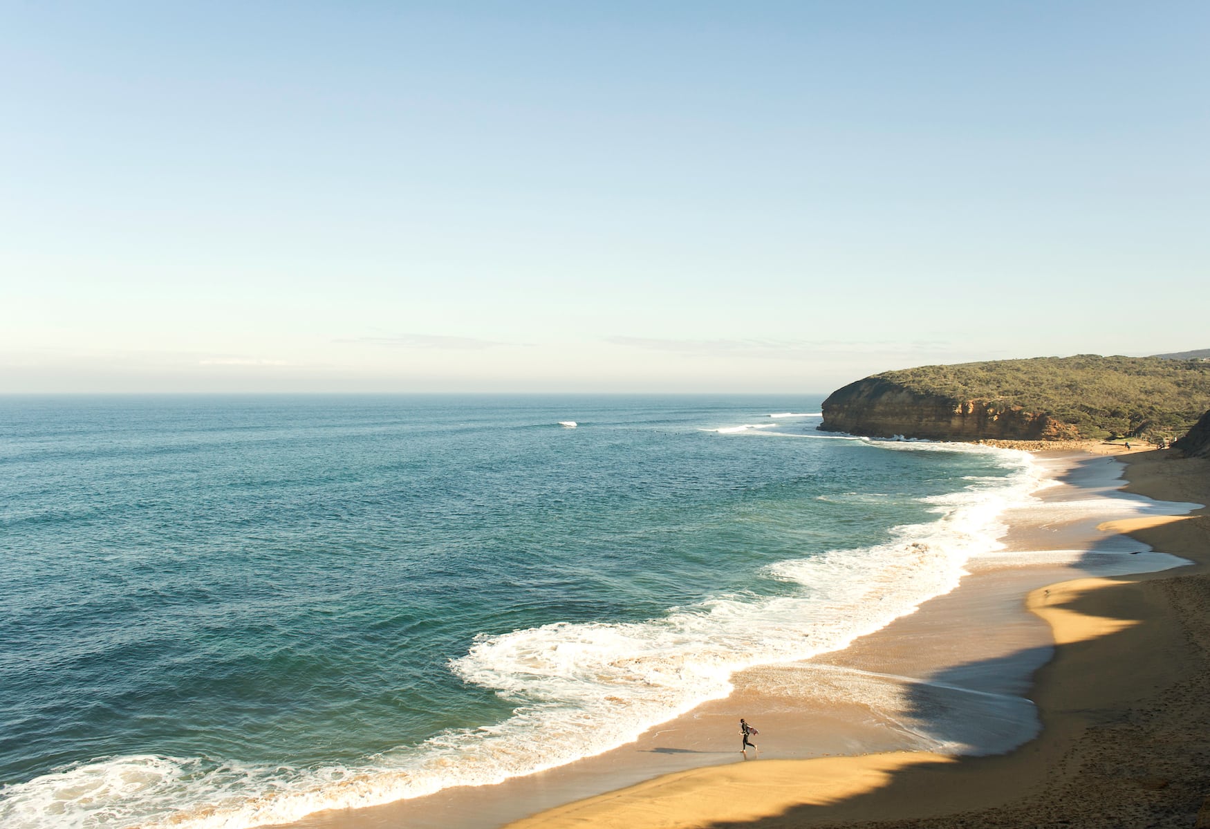Wellen brechen auf den Bells Beach in Australien