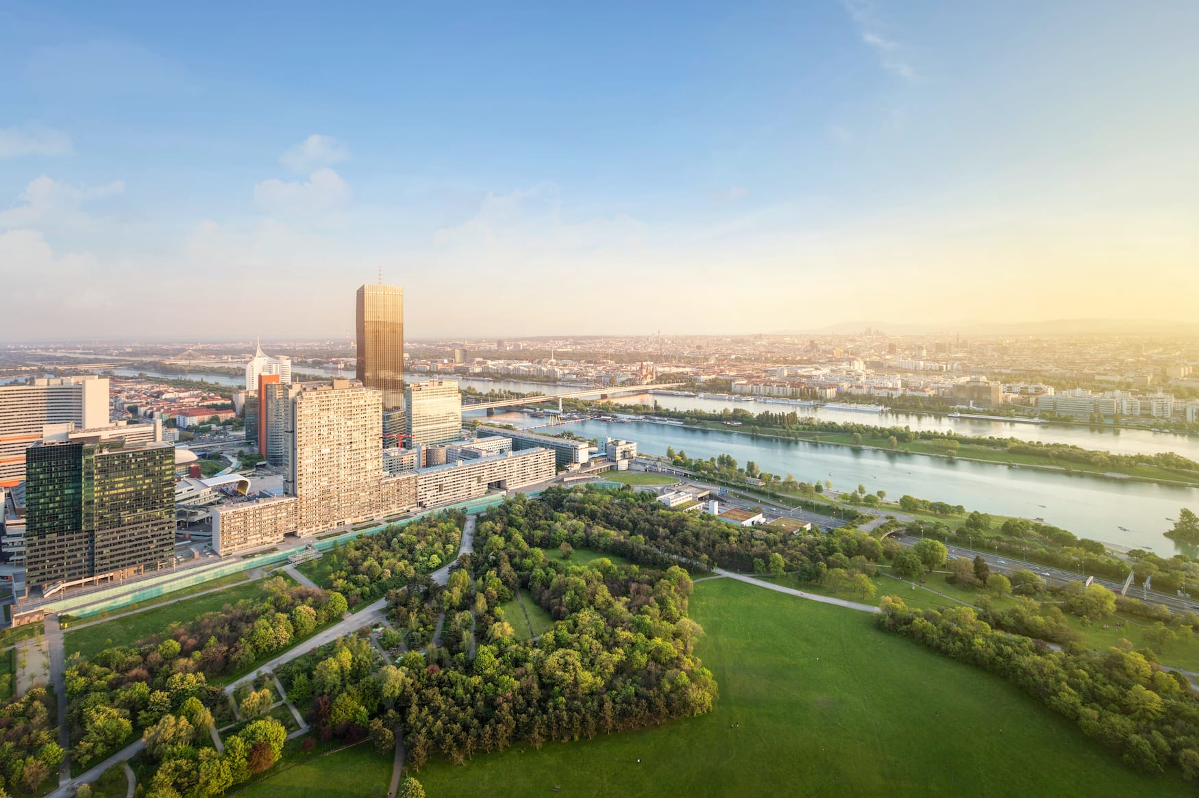 Blick vom Donauturm auf die Donau und die Skyline von Wien