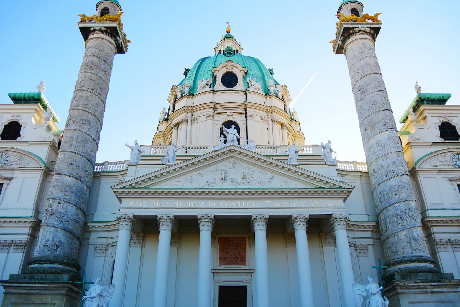 Karlskirche in Wien: Hoch oben in der Kuppel befindet sich einer der schönsten Aussichtspunkte in Wien