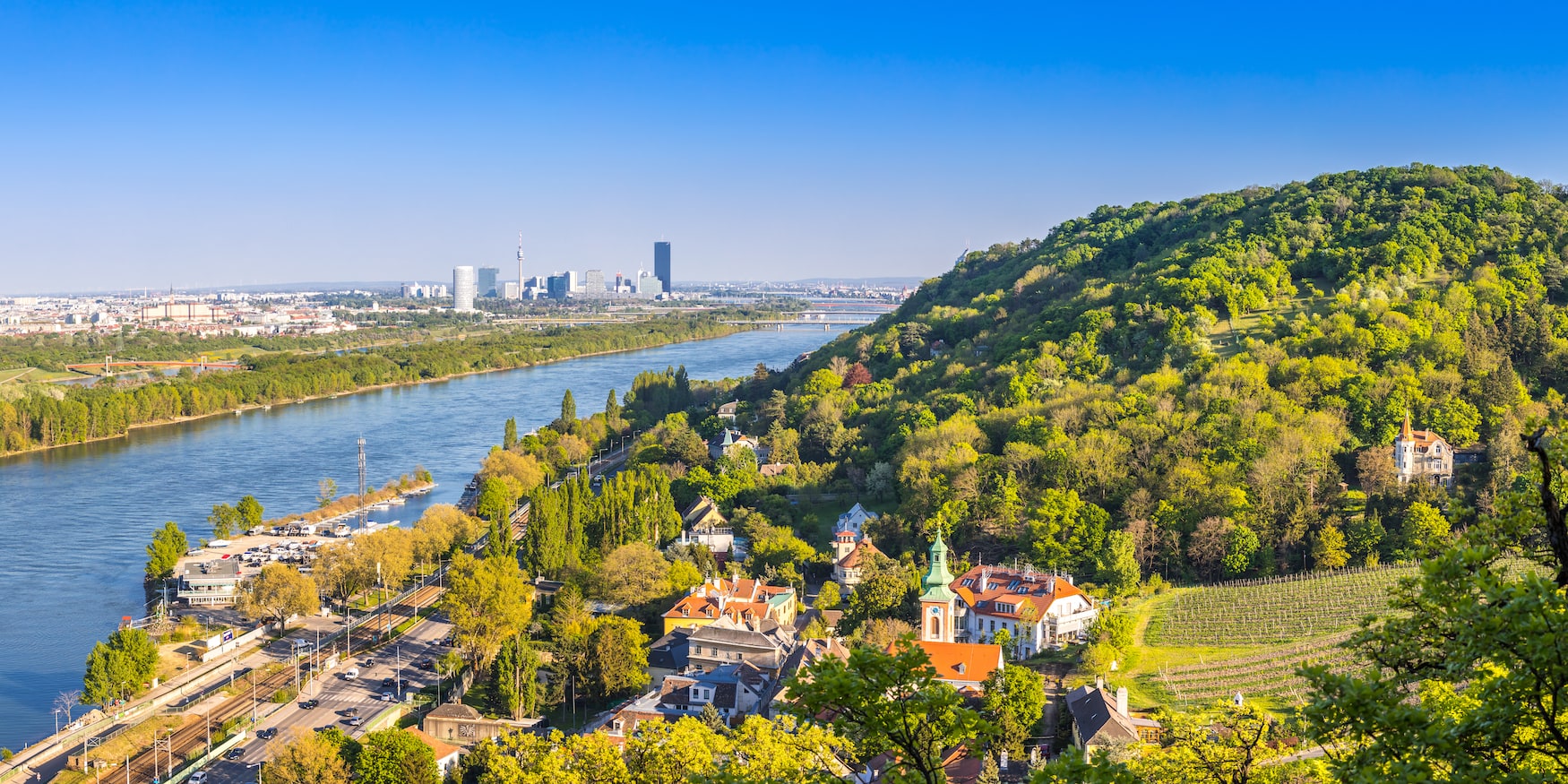 Ansicht der Wiener Vorstadt - Kahlenbergdorf mit Blick auf die Donau, die Donauinsel und die Wiener Skyline im Hintergrund, Österreich