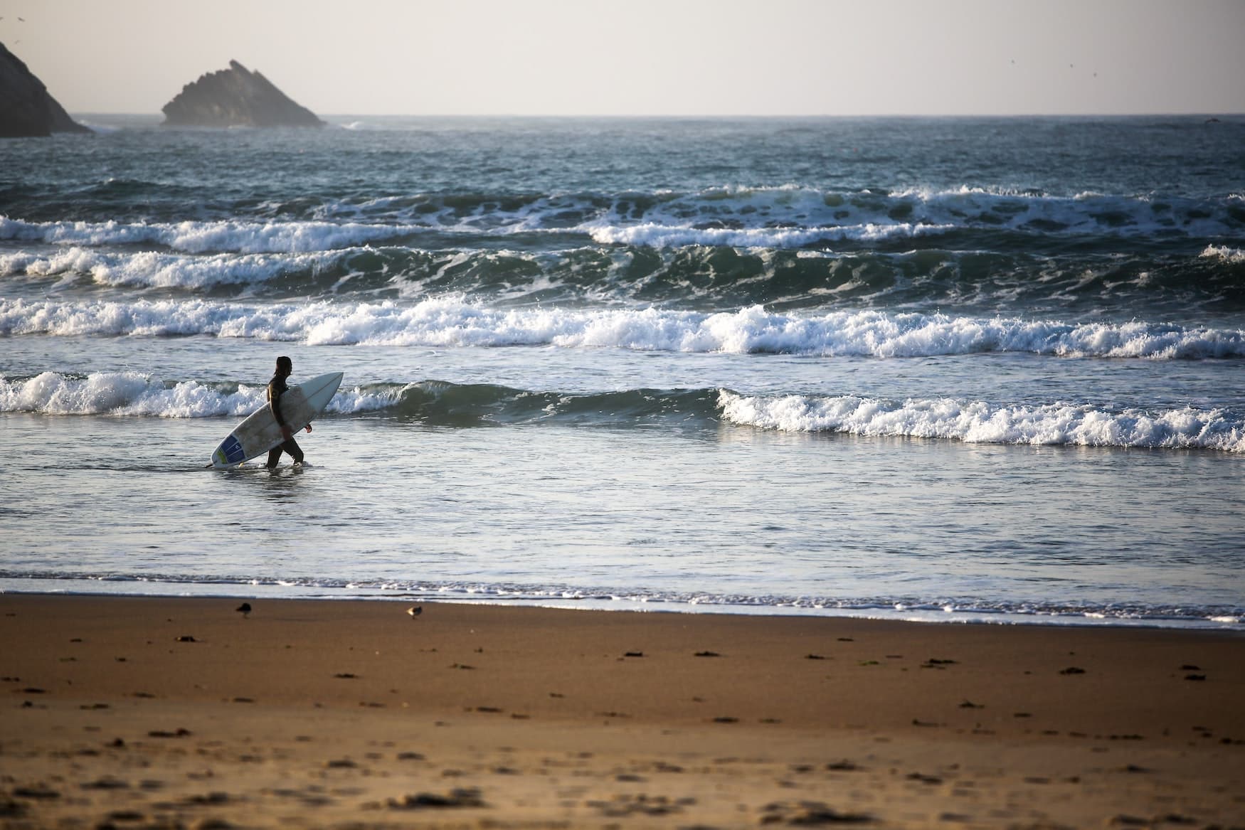 Surfer im Surfurlaub am Strand von Peniche in Portugal
