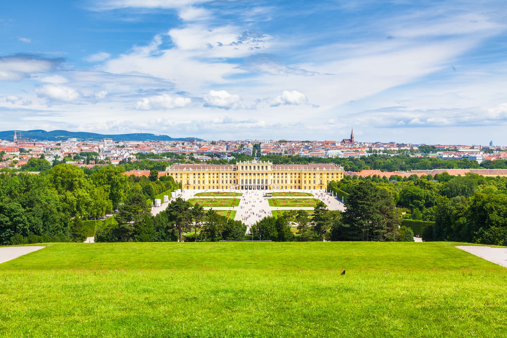 Aussichtspunkt mit Blick auf den Schlosspark Schönbrunn in Wien