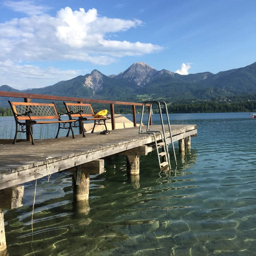 Unterwegs in Kärnten: Blick vom Ufer auf denFaaker See
