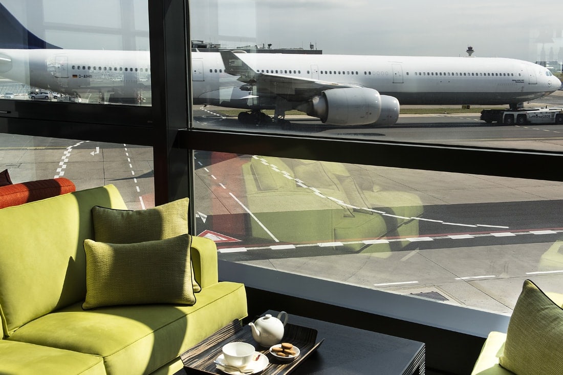 Sitzplatz in der Lounge des VIP-Service am Frankfurter Flughafen mit Blick aufs Rollfeld