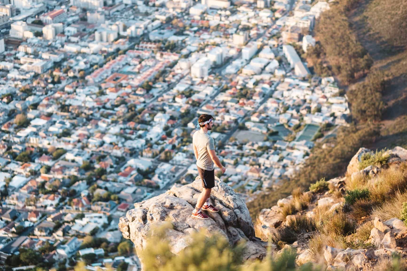 Mann auf dem Lions Head Kapstadt