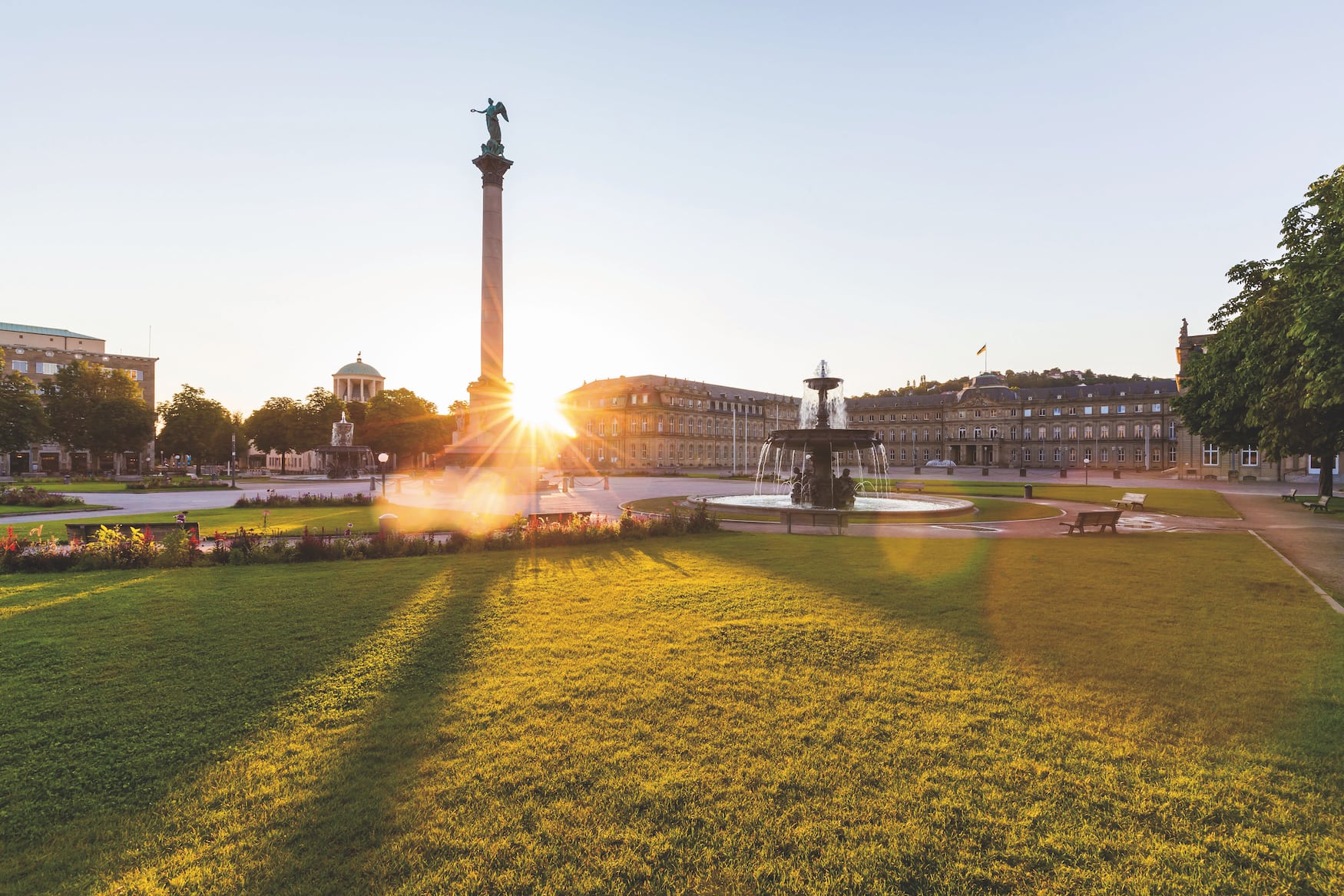 Schlossplatz in Stuttgart bei Abenddämmerung