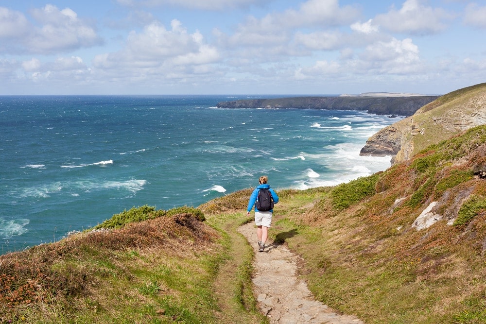 Blick auf einen Wanderer auf dem South West Coast Path in England