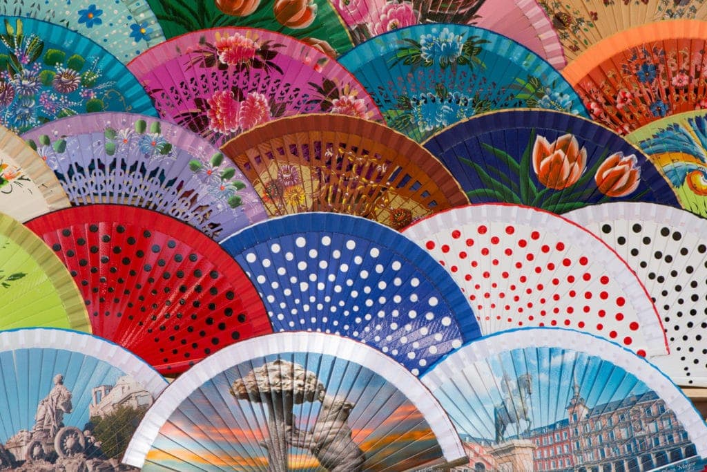 Teller auf Markt in Spanien