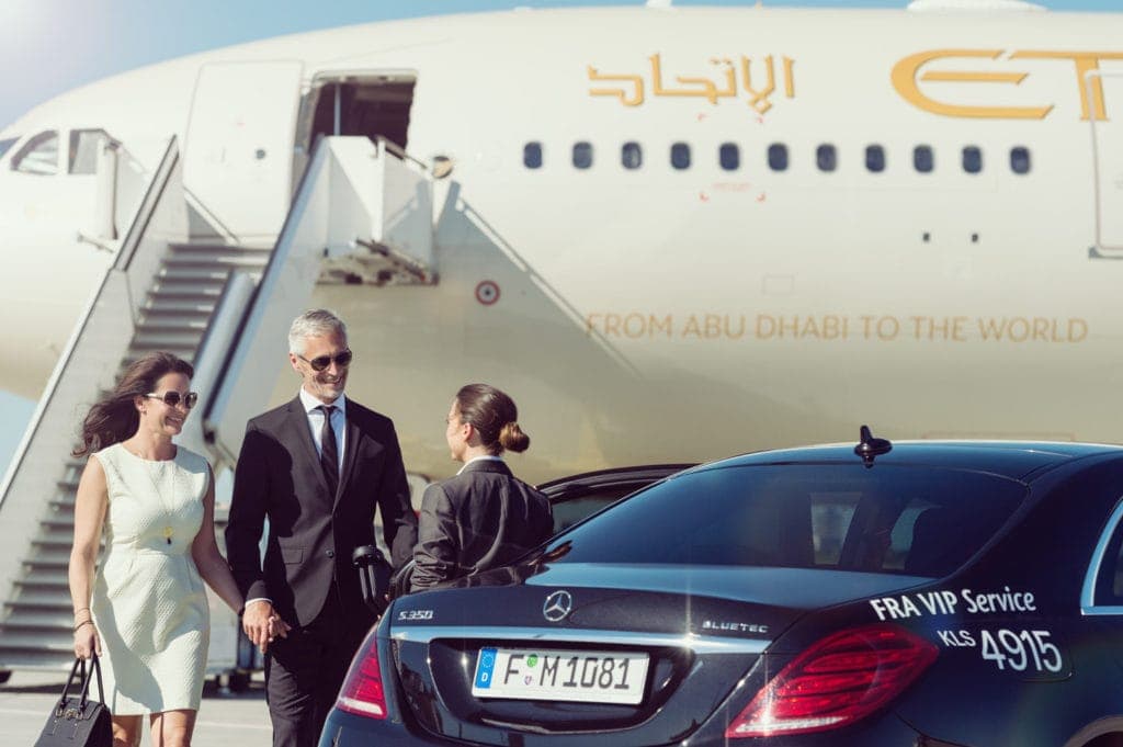 Paar steigt aus dem Flugzeug, VIP-Service des Frankfurter Airports