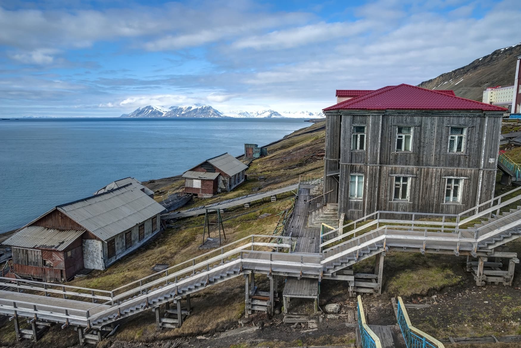 Treppen führen vom Hafen in Barentsburg hoch ins Stadtzentrum