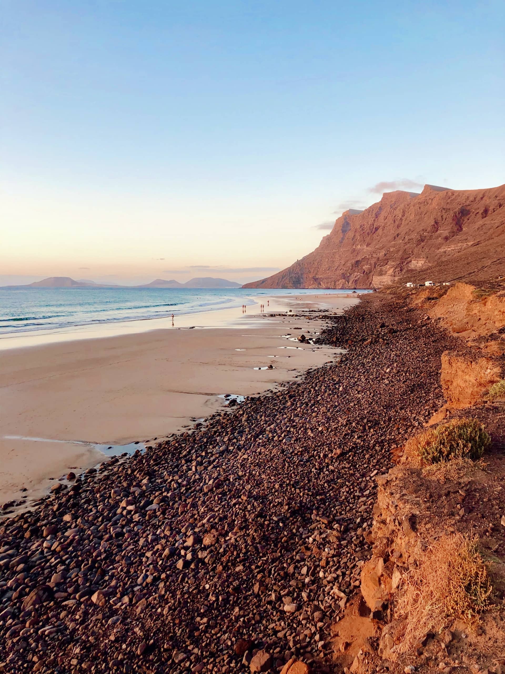 Sandstrand von Famara auf Lanzarote bei Sonnenuntergang