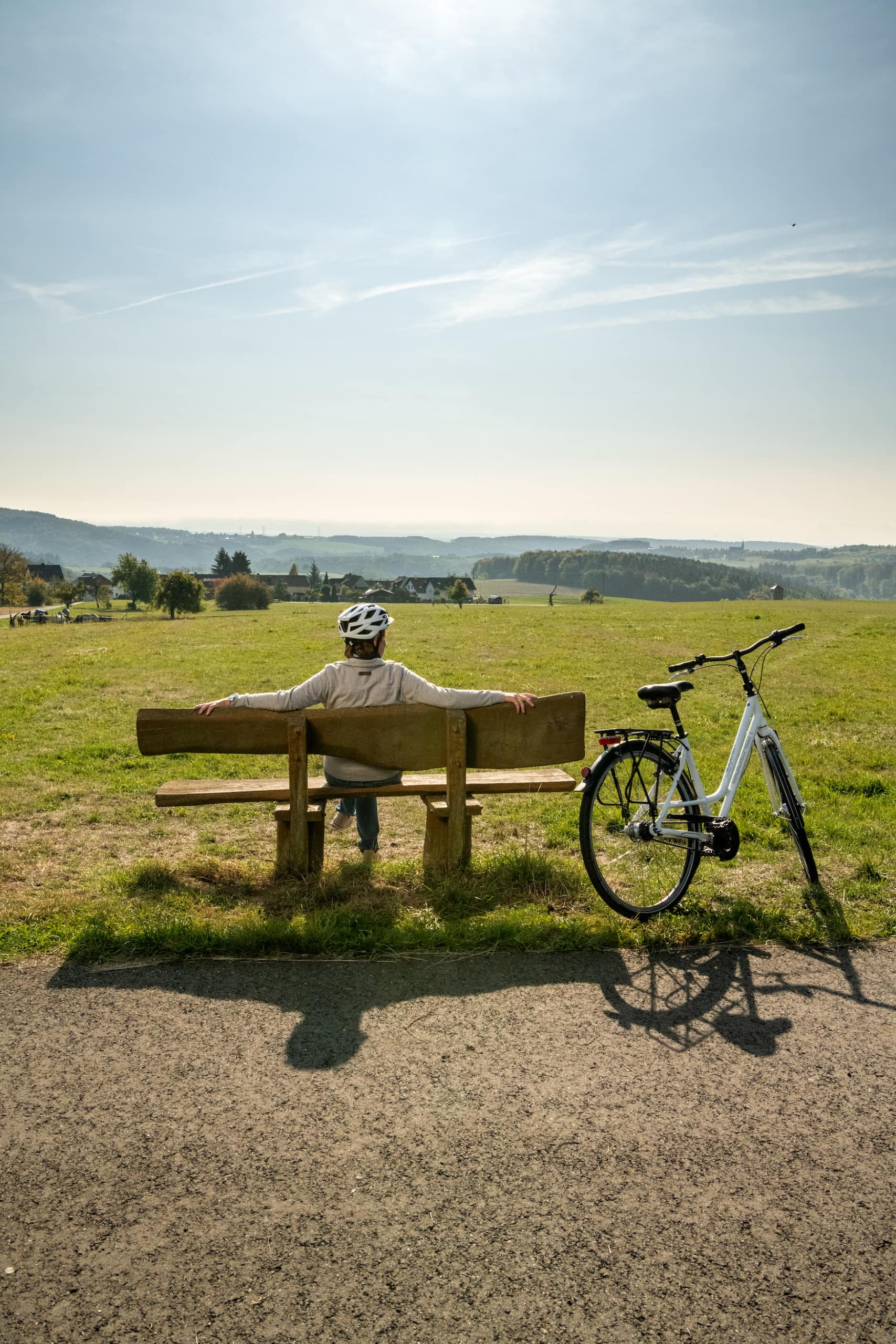 Rast bei der Fahrrad-Tour mit Blick ins Gelbachtal