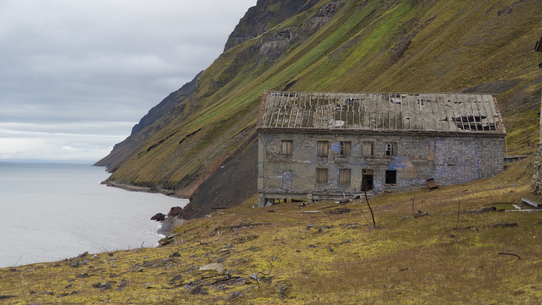 Verlassenes Bergbaudorf Grumant in Spitzbergen