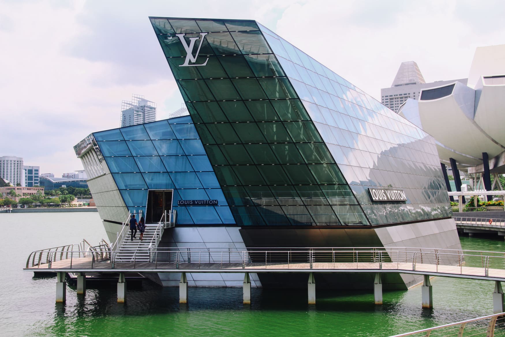 Louis Vuitton Flagship Store ist eine der luxuriösen Sehenswürdigkeiten in Singapur