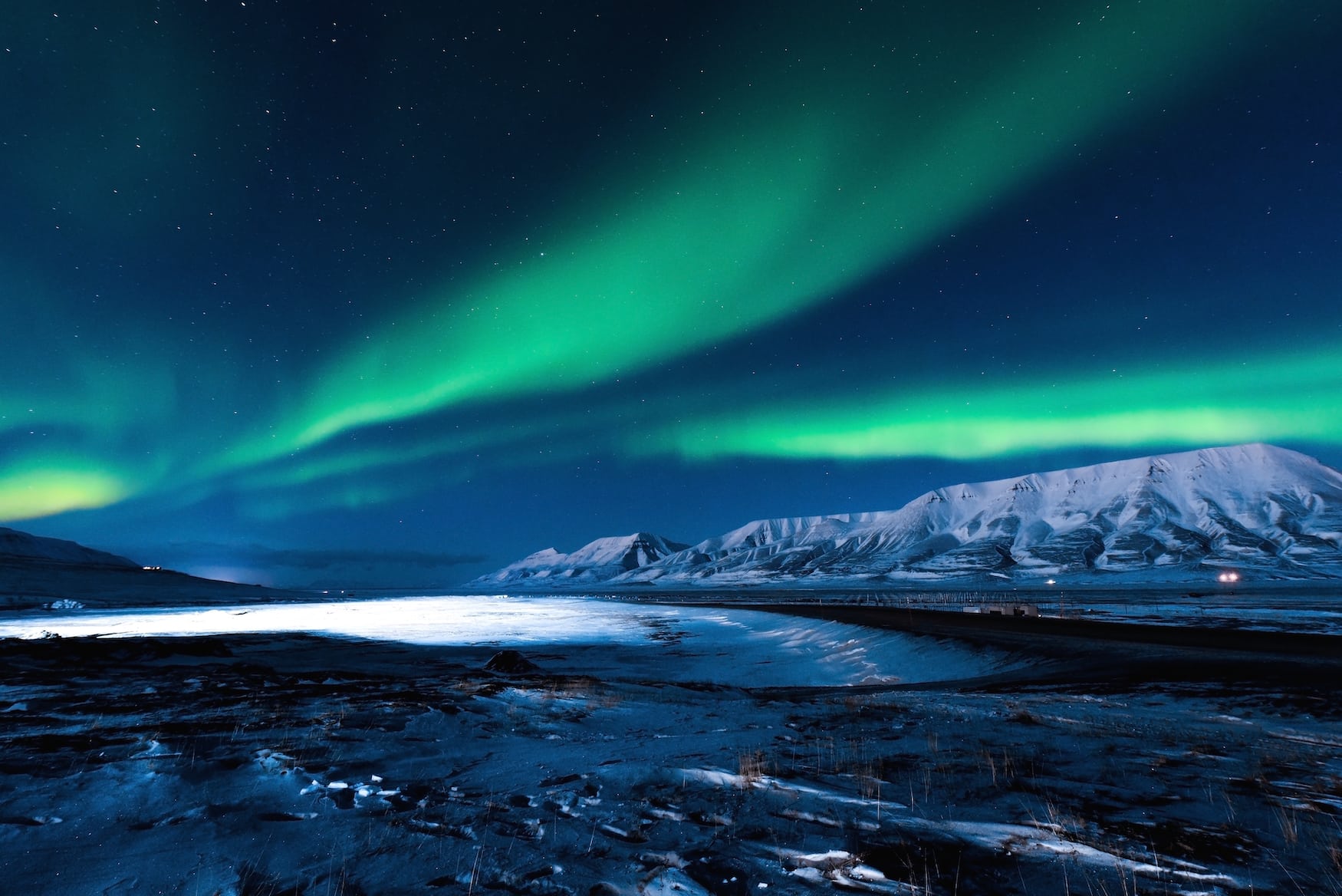 Nordlichter über der Landschaft von Svalbard bei Barentsburg