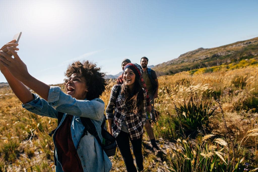 Junge Gruppe beim Wandern und Selfieschießen