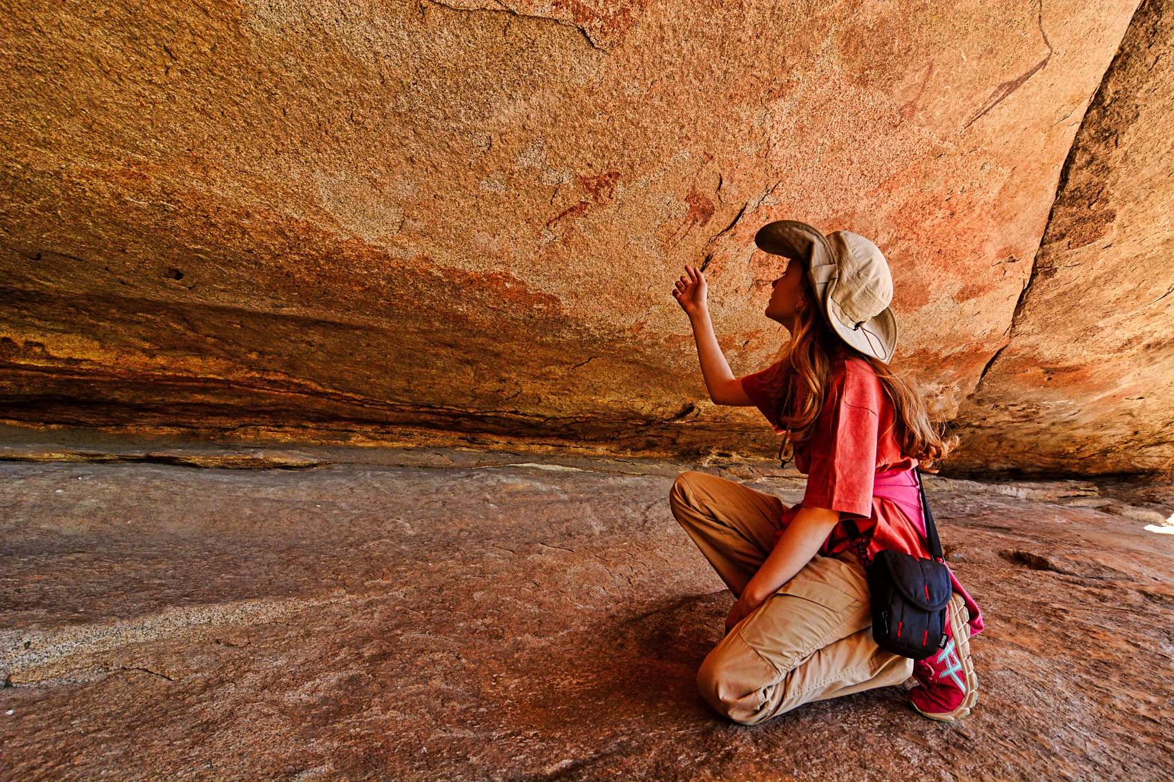 Touristin macht Foto von Felsmalereien in Namibia