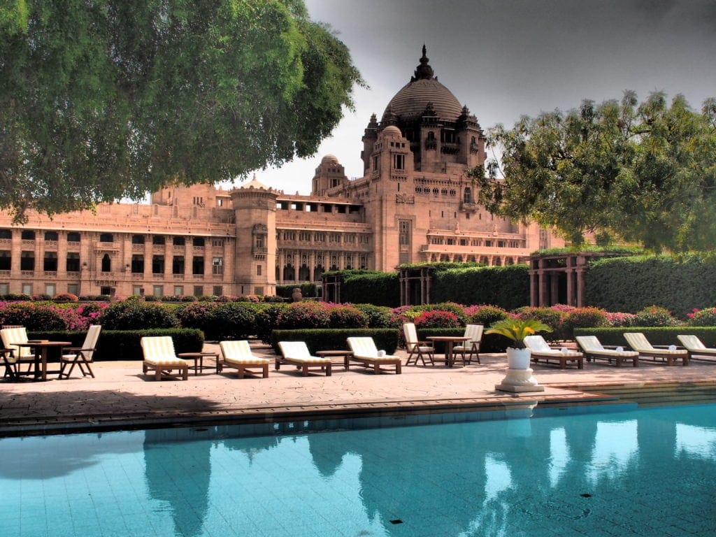 Im Taj Umaid Bhawan schlafen die Hotelgäste im linken Flügel, der Maharadscha residiert im rechten.