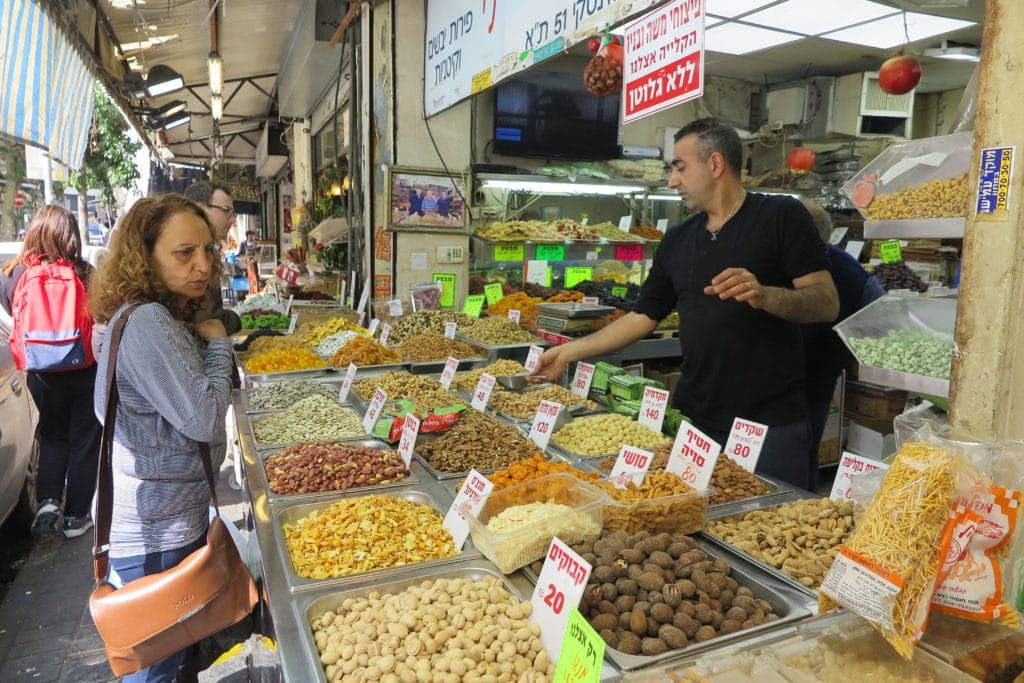 Buntes Treiebn auf dem Levinsky Markt in Tel Aviv