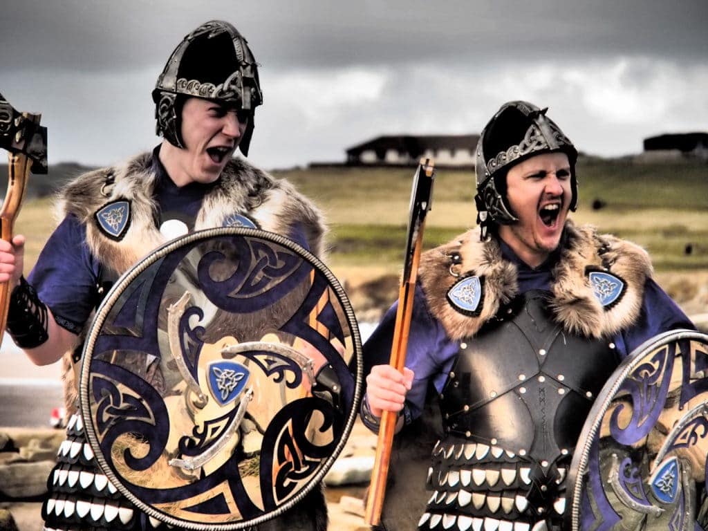 Kostümierte Wikinger auf den Shetlandinseln