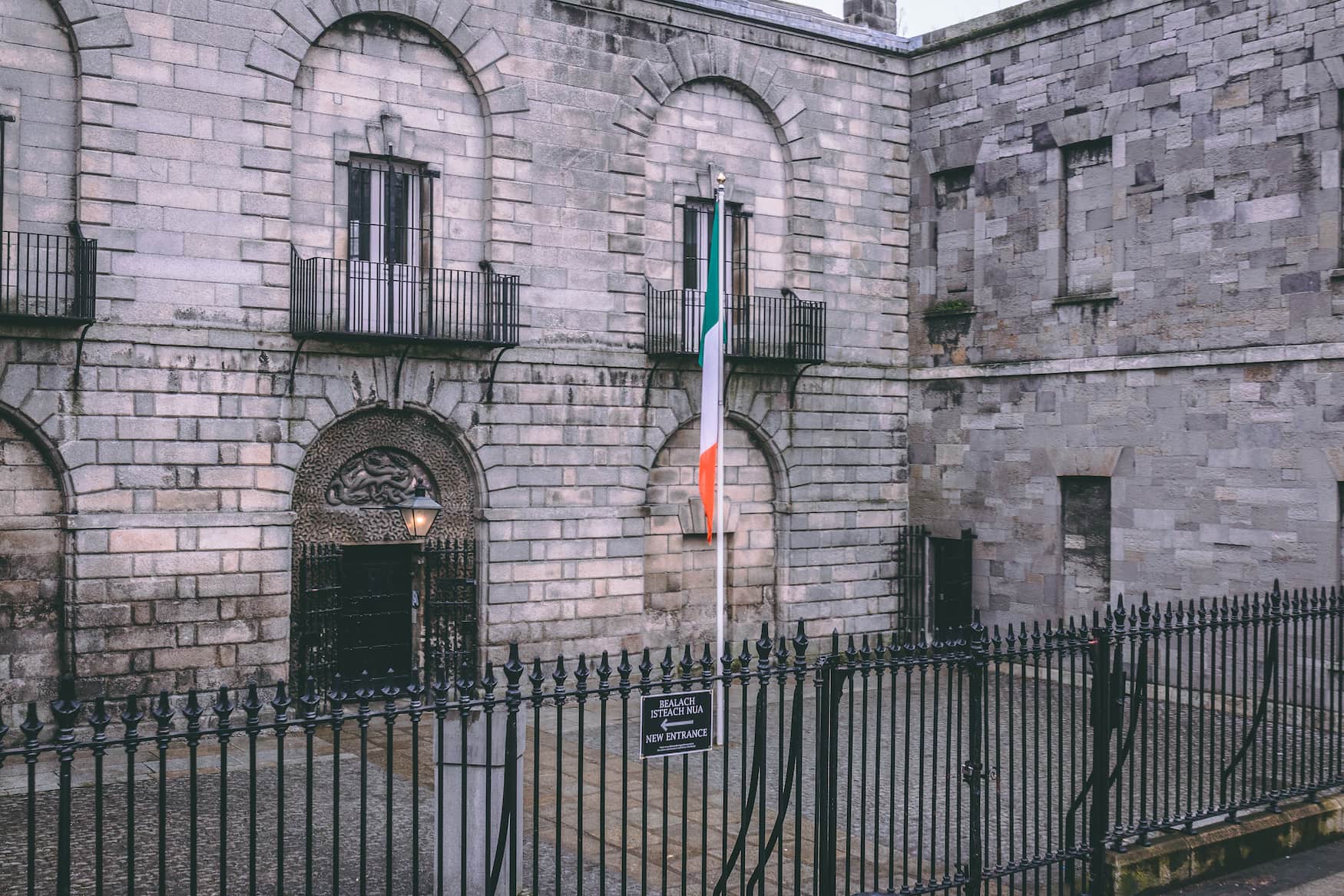 Außenfassade des Kilmainham Gaols in Dublin, das heute als Museum genutzt wird