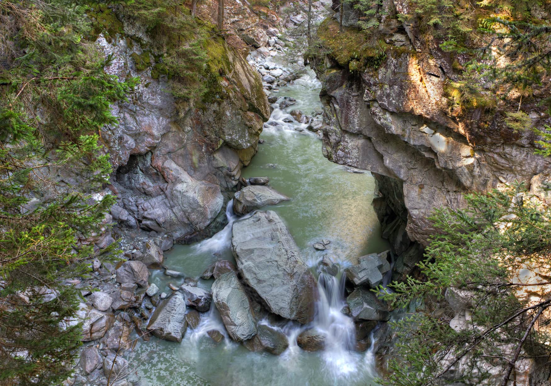 Enge und steile Roffla-Schlucht des Rheins bei Zillis Schweiz