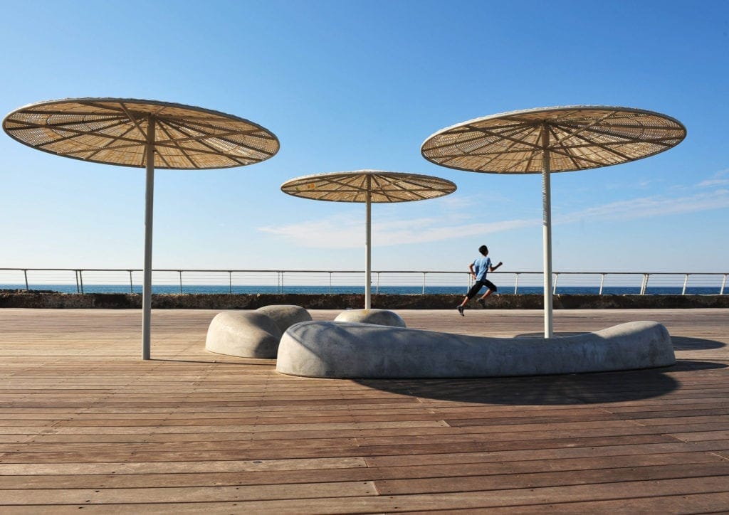 Jogger am Strand in Tel Aviv