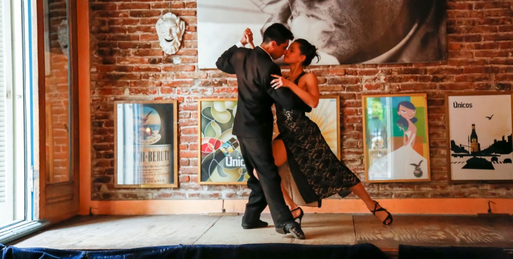 Paar tanzt Tango in Buenos Aires