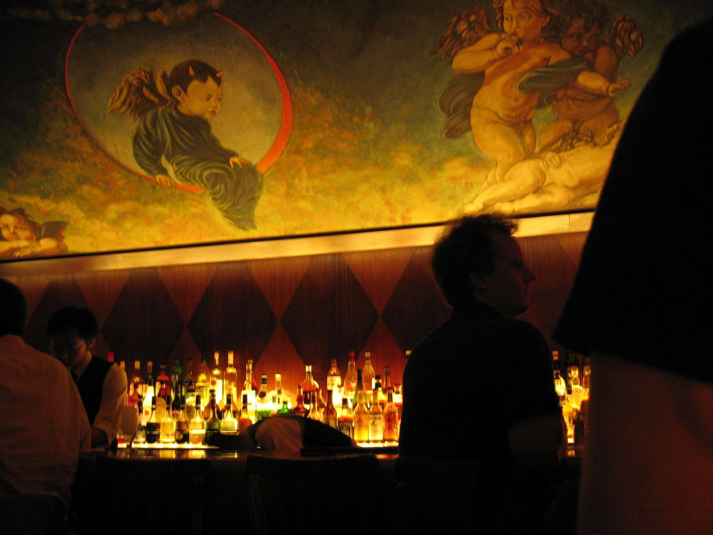 Das Angel's Share liegt versteckt hinter einer kleinen Tür in einem japanischen Restaurant.