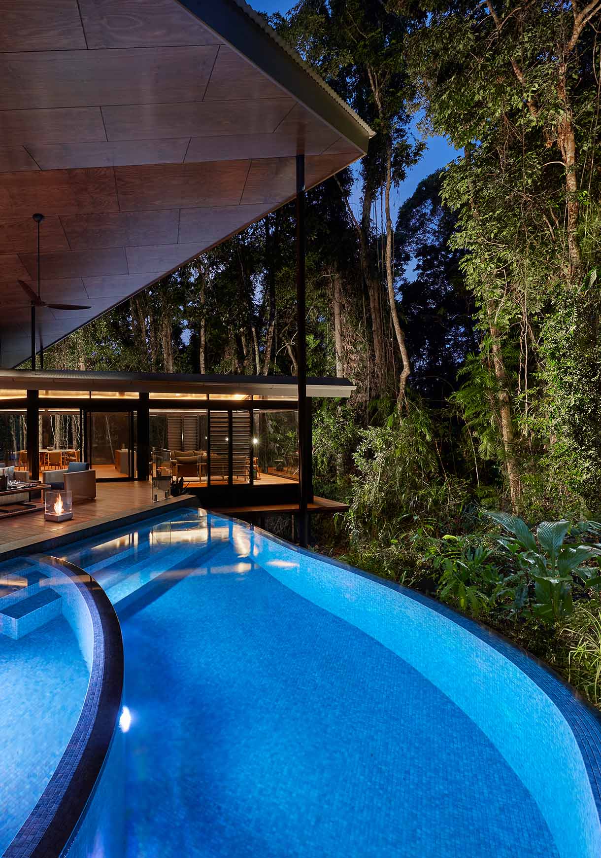 Pool bei Nacht in der Silky Oaks Lodge Australien