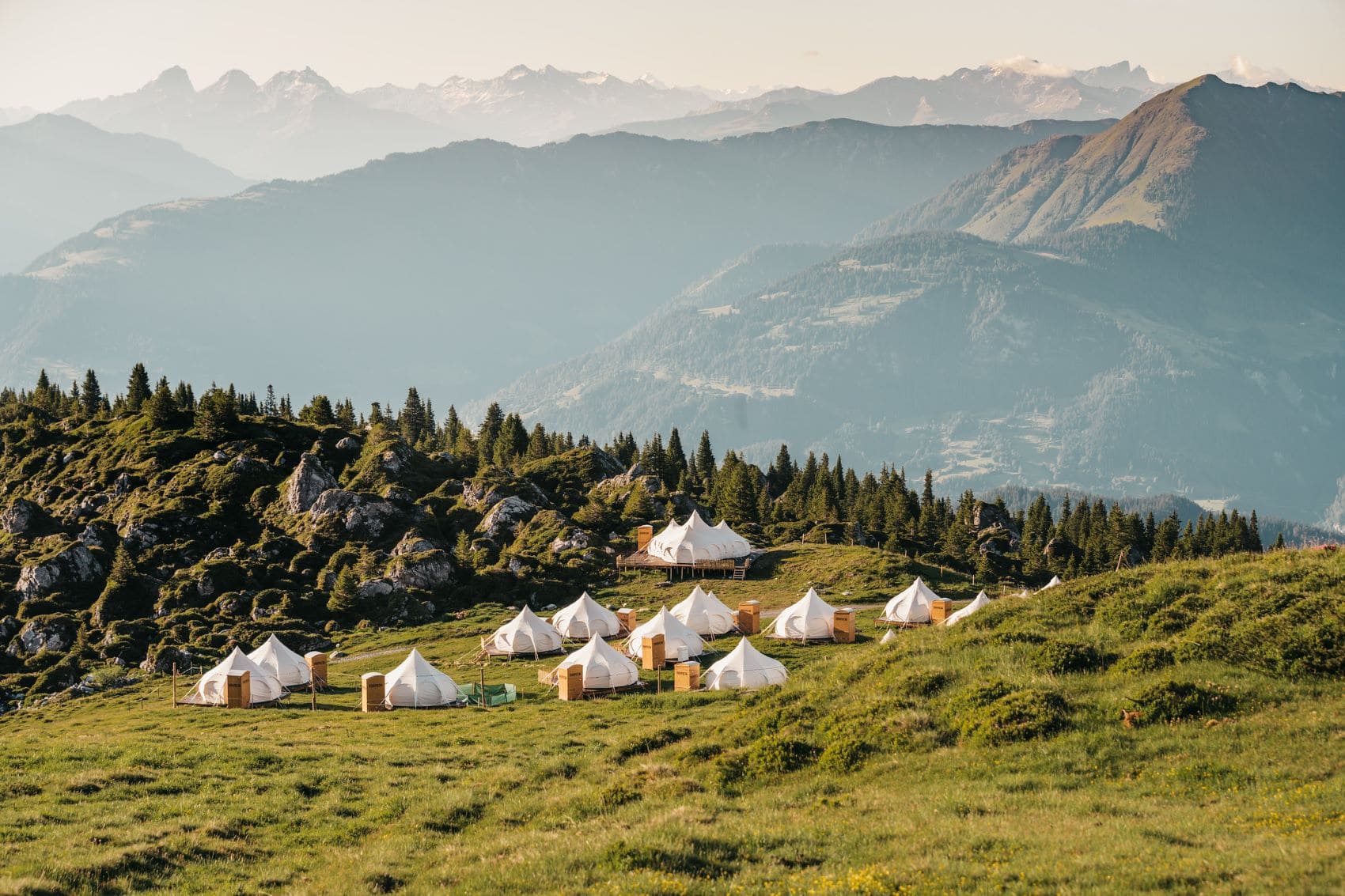 Panoramablick auf TCS Pop-up Glamping – Laax in Graubünden