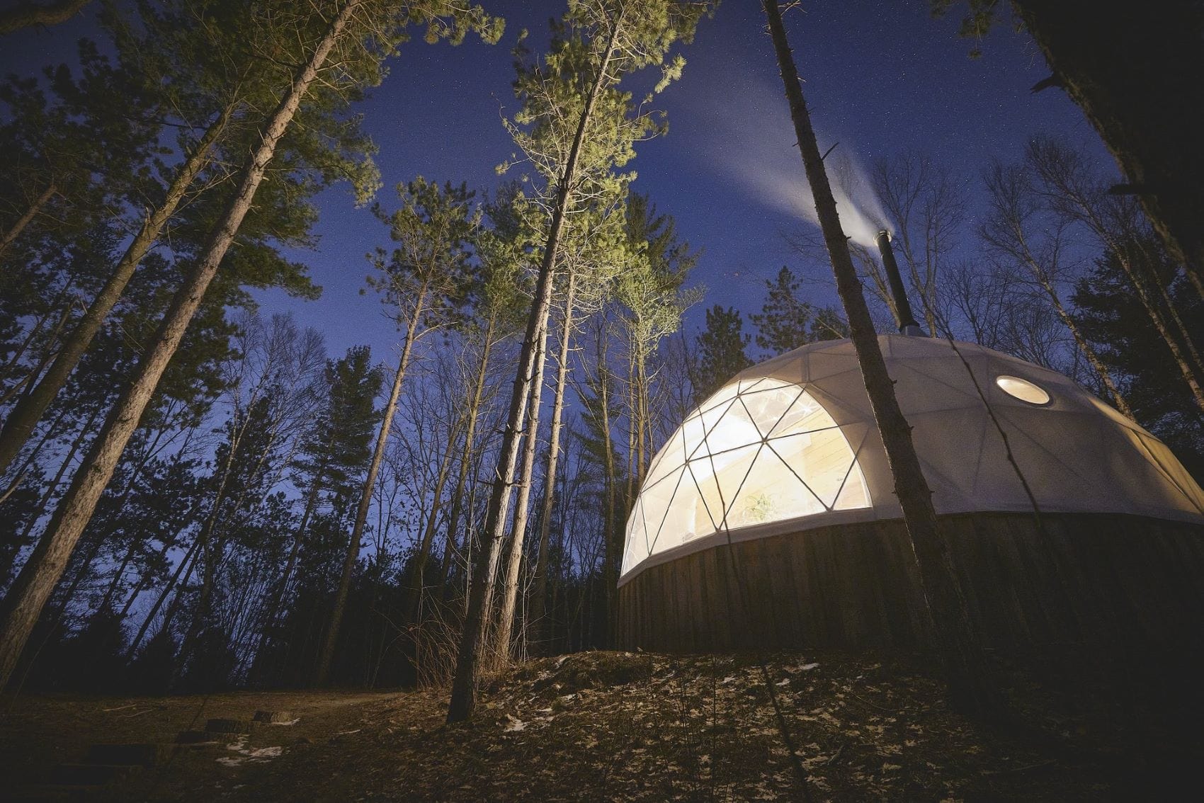 Glamping-Zelt auf Glen Oro Farm in der Nacht