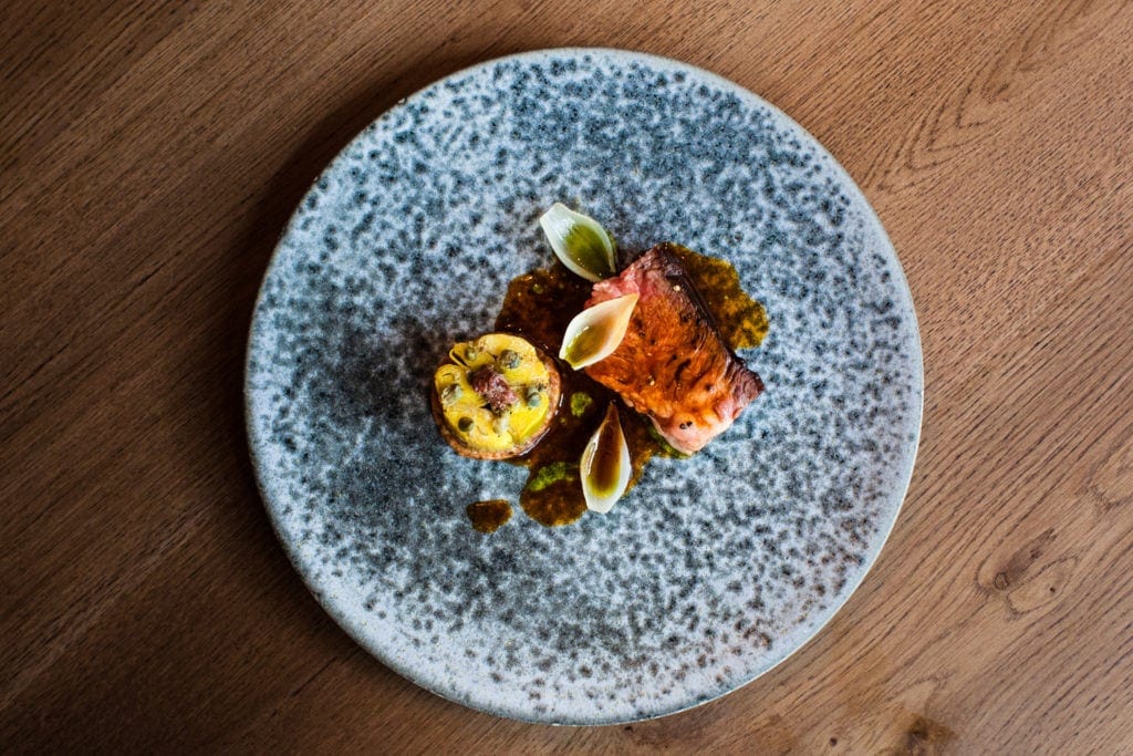 Holstein chuck steak with BBQ leeks, black garlic and capers c_Restaurant Vermeer