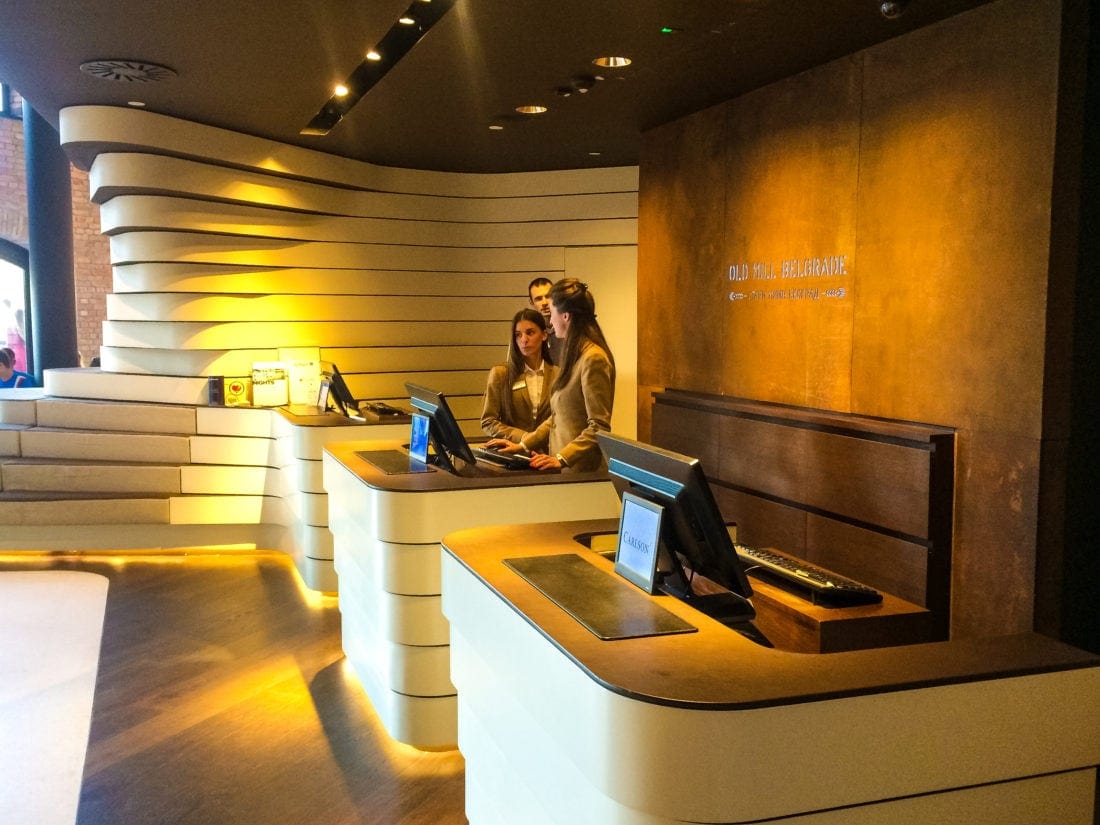 Rezeption im Radisson Blu Old Mill Belgrad