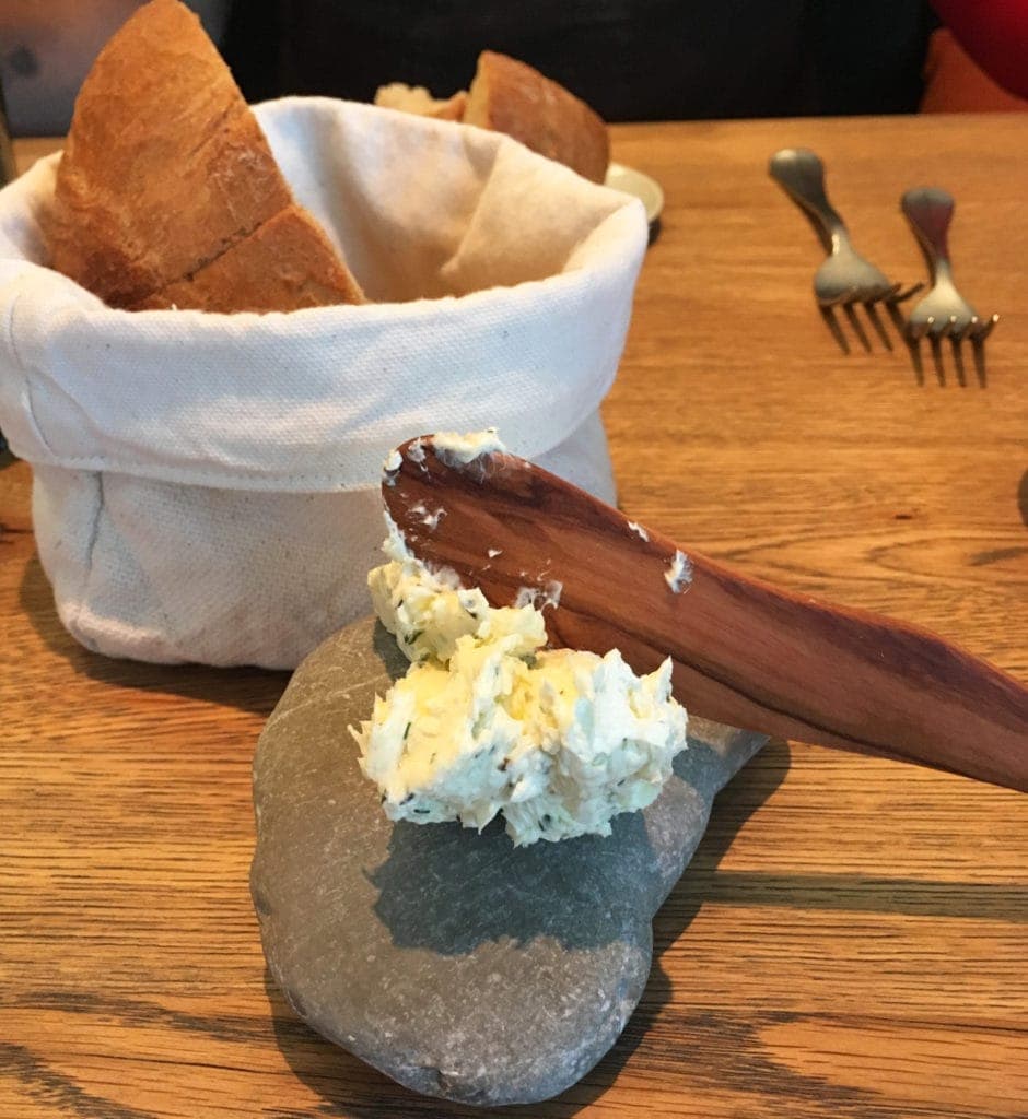 Kräuterbutter auf Stein in der Seezeitlodge
