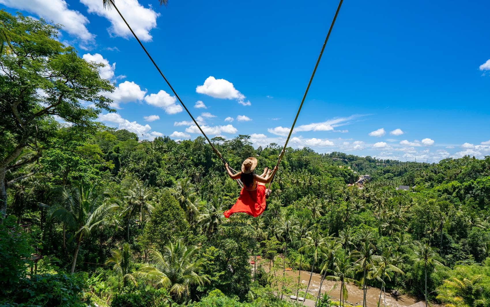 Frau beim Lotus Ubud Swing auf Bali 