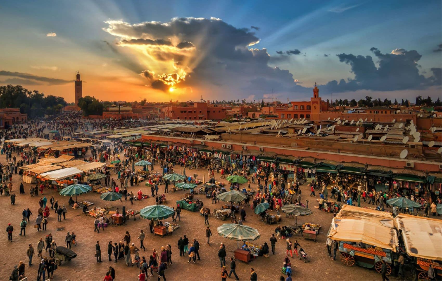 Reges Treiben auf Marktplatz in Marrakesch am Abend