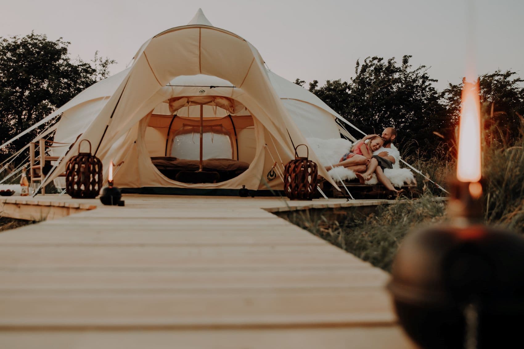 Paar vor Glampingzelt im Thorséng Nature Resort