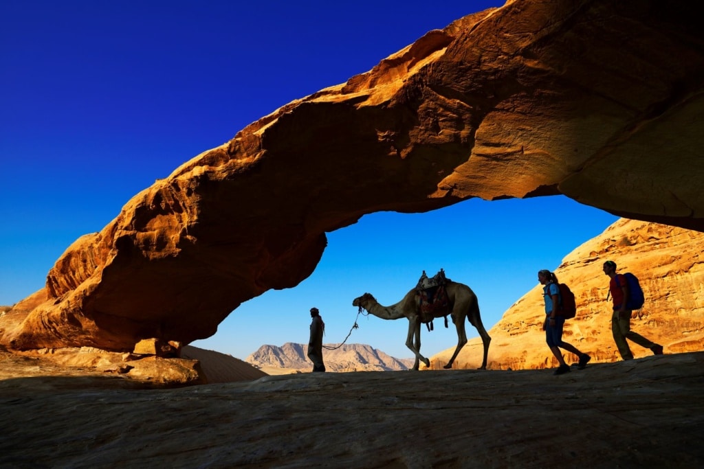 Touristen mit Kamel in Jordanien