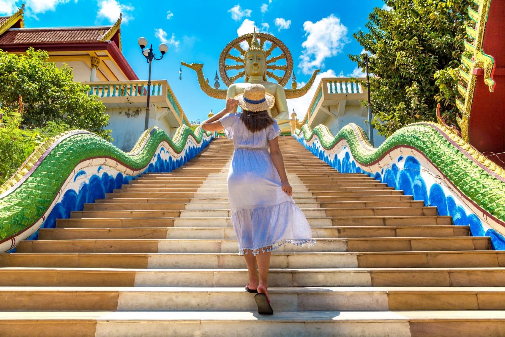 Touristin auf Treppe vor Wat Phra Yai auf Insel Ko Phan 