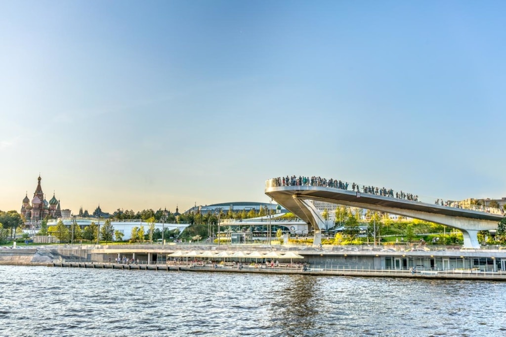 Fliegende Brücke im Zaryadye Park in Moskau
