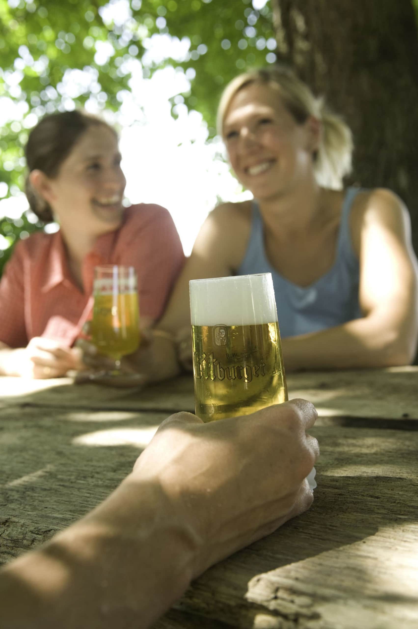Wandern im Hunsrück: Da gehört eine Pause mit einem frischen Pils einfach dazu