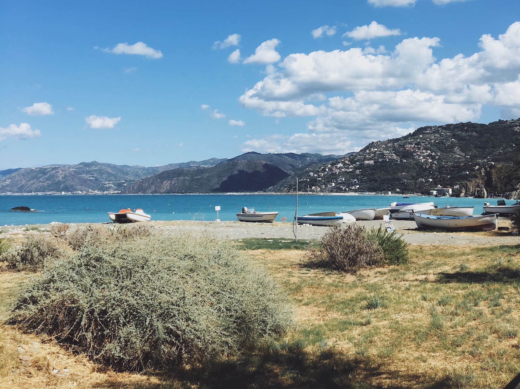Strandabschnitt mit Booten auf Sizilien, in der Provinz von Messina