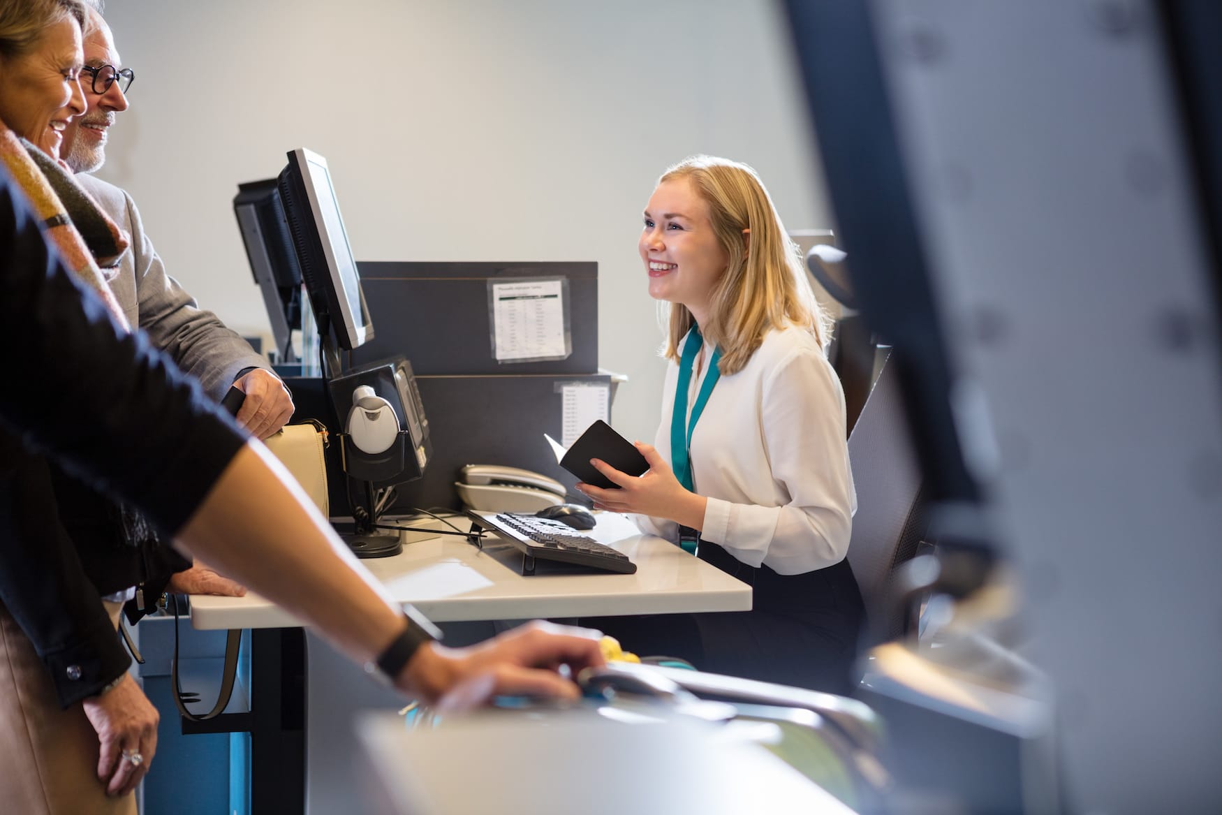 Flughafenpersonal verringert die Wartezeit am Check in Schalter