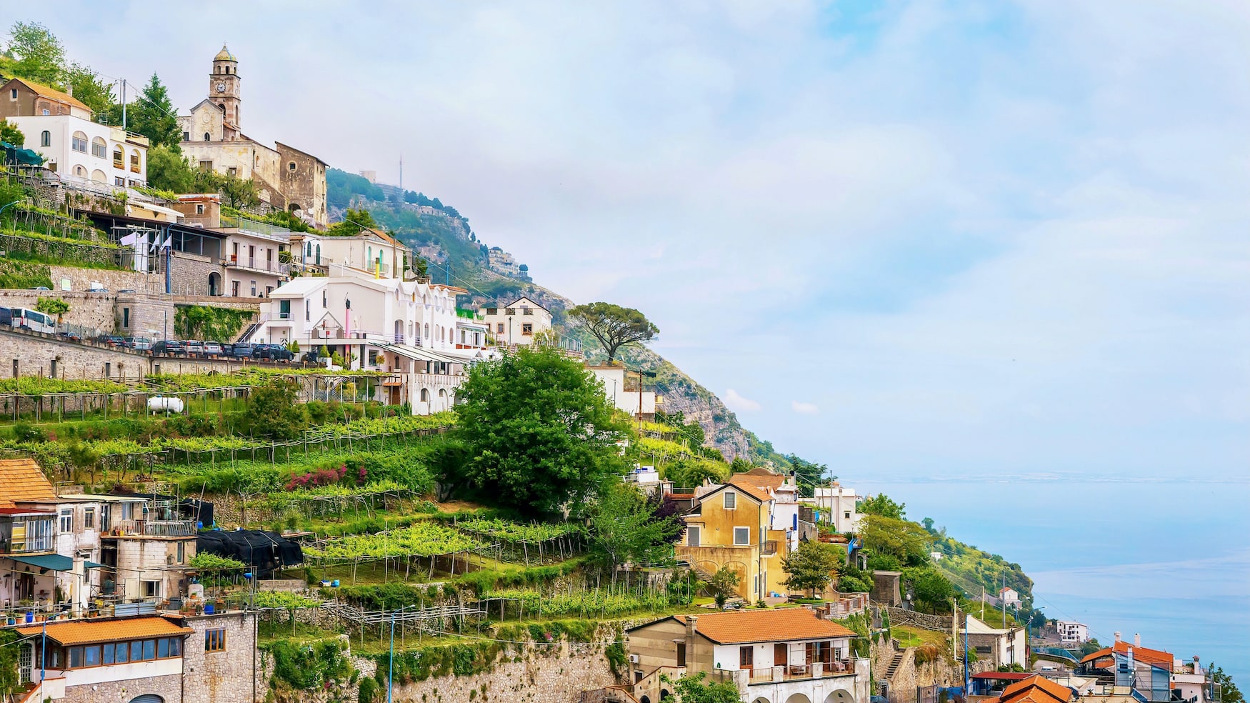 Das kleine, malerische italienische Dorf Furore, mit malerischen kleinen Weinbergen und Gärten, das an einem steilen, terrassenförmigen Hang mit Blick auf das Mittelmeer an der Amalfiküste erbaut wurde.