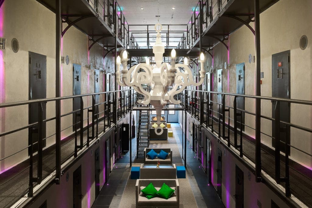 Das Gefängnishotel Het Arresthuis in Roermond war einst Staatsgefängnis, heute sitzen die Gäste freiwillig in dem Vier-Sterne-Hotel ein.