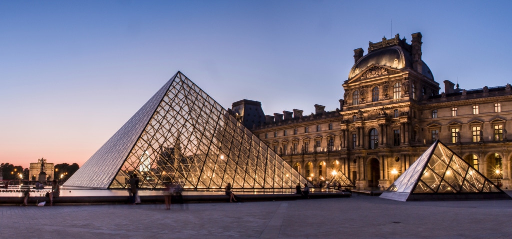 Musée du Louvre bei Nacht